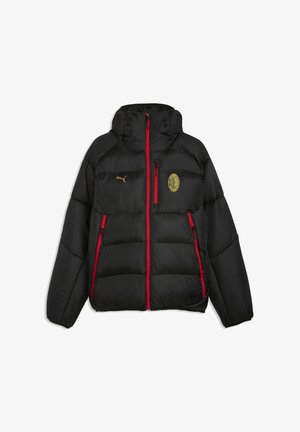 Chaqueta negra acolchada con cremalleras rojas, escudo del AC Milan y logo dorado de Puma en el pecho, con capucha y bolsillos con cremallera.