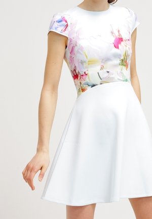 Blomstret kjole med tætsiddende overdel og udvidet skørt, fremstillet i skinnende hvidt stof med korte ærmer og glat tekstur.