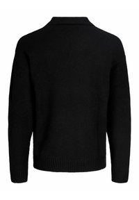 Sort strikket sweater med høj krave, tekstureret stof, ribbede manchetter og kant, samt en løs, afslappet pasform. Ingen synlige logoer eller pynt.