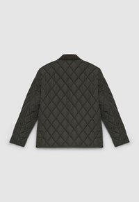 Gesteppte schwarze Jacke mit Diamantmuster, ausgestattet mit einem Cordkragen, langen Ärmeln und einer glatten Stoffstruktur.