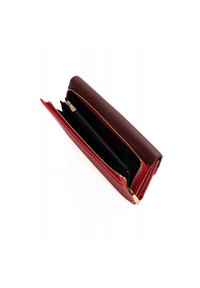 Portafoglio in pelle rossa e marrone, chiusura con cerniera, multiple compartimenti, foderato internamente in nero, dettagli in metallo dorato.