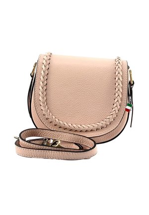 Sac à main en cuir rose pâle avec des accents tressés, forme arrondie, quincaillerie dorée et une bandoulière amovible. Surface texturée.