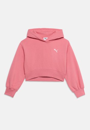 Sudadera rosa recortada con mangas largas, puños y dobladillo acanalados, con un pequeño logo blanco de Puma en el pecho izquierdo.