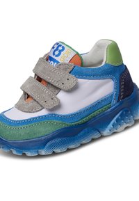 Sneaker multicolore con un mix di pannelli bianchi, grigi, blu, verdi e blu navy. Presenta strap in velcro e suola in gomma testurizzata.