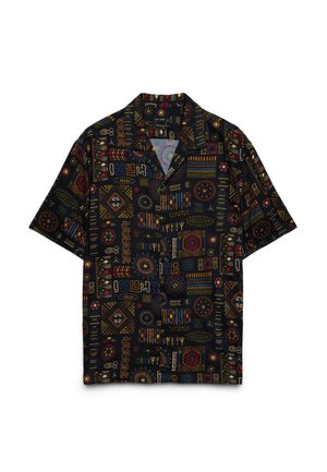 Schwarzes kurzärmliges Hemd mit Knöpfen und mehrfarbigen geometrischen und Stammesmustern in Rot, Gelb, Blau und Beige.