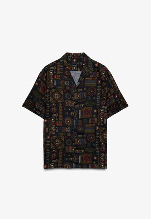 Camicia nera a maniche corte con bottoni con motivi geometrici e tribali multicolori in rosso, giallo, blu e beige.