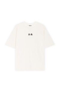 Camiseta de algodón blanca con mangas cortas y cuello redondo. Presenta texto impreso en negro en el centro. Sin patrones ni acentos visibles.