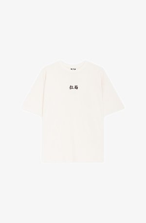 Balta kokvilnas T-kreklu ar īsām piedurknēm un apaļu kakla izgriezumu. Centrā ir melns drukāts teksts. Nav redzamu rakstu vai akcentu.