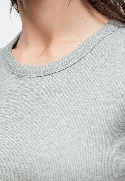 Γκρι πουλόβερ με ριμπ ύφανση και στρογγυλή λαιμόκοψη, με απαλή υφή και εφαρμοστή σχεδίαση, που παρουσιάζει ένα διακριτικό, ομοιόμορφο μοτίβο.