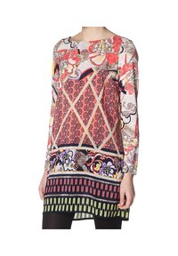 Vestido de manga larga multicolor con estampados florales y geométricos, escote redondeado y un dobladillo ligeramente asimétrico.