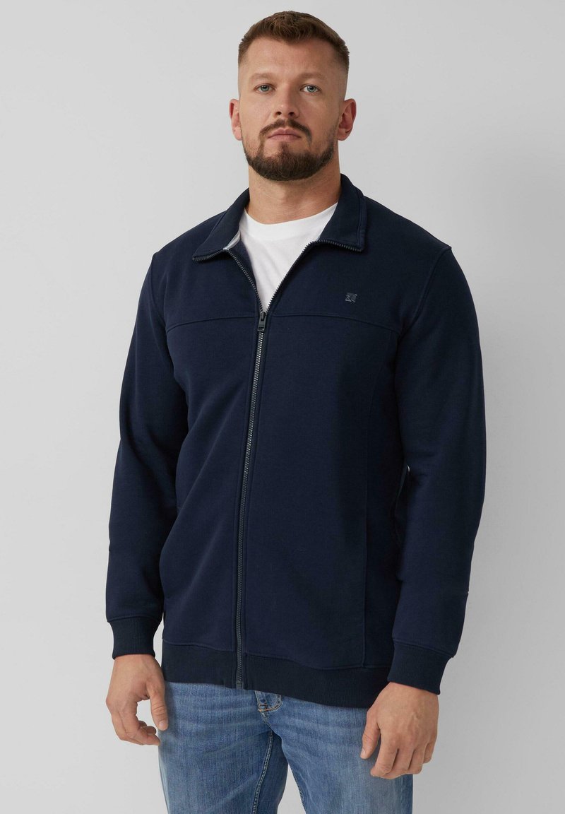 Marine blauwe rits-hoodie gemaakt van een katoenmix heeft een staande kraag, lange mouwen en ribgebreide manchetten en onderkant. Eenvoudig logodetail.