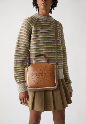 CIRCLE SM TOTE WHIP - Bolso de mano - natural/tan