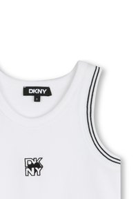 Top de tirantes blanco con bordes negros y logo de DKNY. Presenta un escote redondo y tirantes anchos. Elaborado con una tela suave y elástica. Etiqueta de tamaño visible.