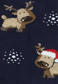 Dzianina z motywem jasnobrązowych reniferów z ciemnobrązowymi akcentami i czerwoną czapką Świętego Mikołaja, na granatowym tle z białymi płatkami śniegu.