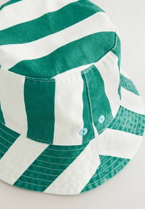 Chapeau seau rayé vert et blanc en tissu texturé, avec des accents brodés et deux œillets bleus sur le côté.
