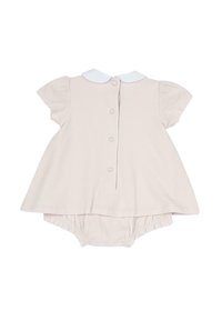 Robe en coton rose pâle avec manches courtes, col blanc et fermeture par boutons au dos. Bords inférieurs à volants sur bloomer intégré.