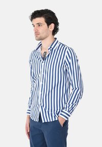 Camicia a righe blu navy e bianca, con colletto, maniche lunghe e design slim fit. Tessuto dalla consistenza liscia.
