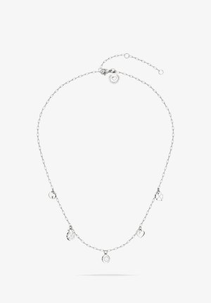 Collier en chaîne argentée doté de petits charms : un cœur, un soleil et une coccinelle, avec un fermoir et une chaîne d'extension pour une longueur réglable.