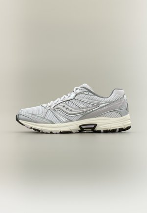 Baskets de sport blanches et grises avec dessus en mesh, semelle épaisse et rembourrée, fermeture à lacets, montrées en profil sur fond neutre.