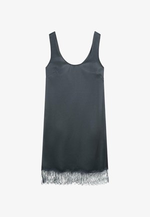 Czarna satynowa koszulka bez rękawów z okrągłym dekoltem, ozdobiona falbaną z koronką na dole. Gładka tekstura i bez rękawów.
