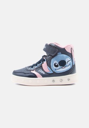 Dziecięce wysokie sneakersy w granatowym i różowym kolorze z haftem postaci Stitch, paskiem na rzep, sznurowadłami i ozdobnymi kamieniami na białej podeszwie.