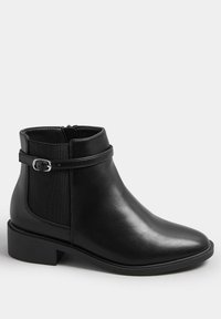 Svarta ankelskor med en slät läderfinish, dragkedjestängning och ett dekorativt band med en silverfärgad spänne. Låg klackdesign.