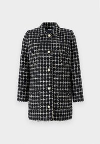 Blazer de patrón a cuadros en azul marino y blanco, hecho de tela texturizada, con cuello, mangas largas, bolsillos frontales y botones decorativos.