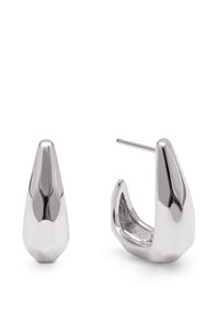 Pendientes de plata con superficies lisas y pulidas. Un pendiente tiene forma cónica, mientras que el otro es de estilo aro curvado.