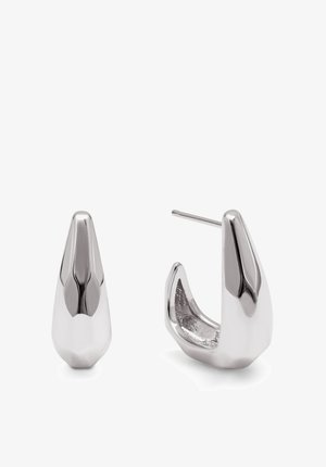 Srebrne kolczyki o gładkich, wypolerowanych powierzchniach. Jeden kolczyk ma stożkowy kształt, podczas gdy drugi jest w formie zakrzywionego kółka.