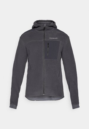 Harmaa fleece-takki, jossa on huppu, vetoketjukiinnitys ja rintatasku. Takissa on teksturoitu kangas ja sileät hihansuut, joten se sopii ulkoilma-asuiksi.
