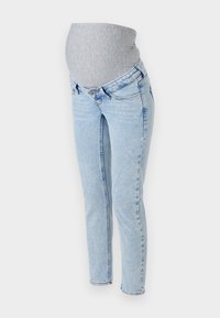 Jeans de maternidad azul claro con una cinturilla elástica gris, diseño ajustado y piernas rectas. Presenta un estilo clásico de cinco bolsillos.