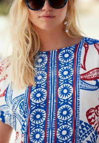 Next GATHERED SHORT SLEEVE BOXY REGULAR FIT - Kasdienė suknelė - red blue coral print