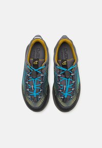 Scarpe sportive grigie e nere con lacci blu, superficie testurizzata e un motivo di linee a gradiente verdi. Design leggero, interno imbottito.