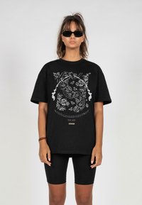 MJ Gonzales PAISLEY HEAVY OVERSIZED TEE - Triko s potiskem - black