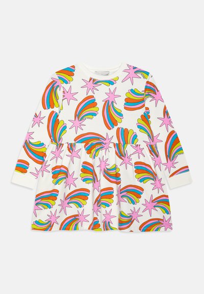 Φόρεμα με μακριά μανίκια και λευκό φόντο, που διαθέτει πολύχρωμα μοτίβα με ουράνιο τόξο και αστέρια σε αποχρώσεις ροζ, πορτοκαλί, πράσινου και μπλε.