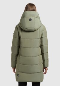 Pufīgs olīvza�ļš parka ar augstu apkakli, horizontālām šuvēm un lielu kapuci. Satur melnu pogu un logotipa uzšuvumu apakšmalā.