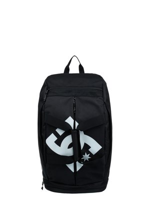 Schwarzer Rucksack aus strapazierfähigem Stoff, mit einem großen weißen Logo auf der Vorderseite, zwei Reißverschlusstaschen und einem verstärkten oberen Griff.