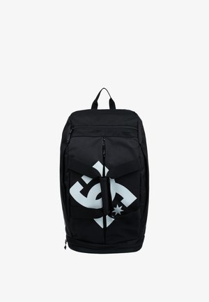 Schwarzer Rucksack aus strapazierfähigem Stoff, mit einem großen weißen Logo auf der Vorderseite, zwei Reißverschlusstaschen und einem verstärkten oberen Griff.