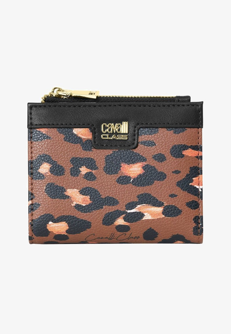 Pequeña cartera con estampado de leopardo en marrón, negro y naranja, con ribete de cuero negro y cremallera y detalles del logo en dorado.
