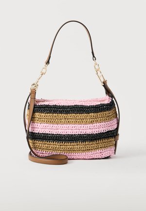 Flettet håndveske med horisontale striper i rosa, svart og beige, med beige lærskulderstropp med gullkjede-detaljer.
