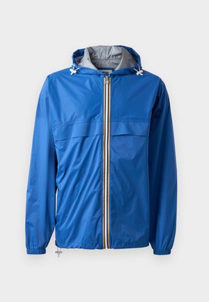 Jachetă de ploaie ușoară, de culoare albastră, cu fermoar frontal și două buzunare pe piept. Prezintă manșete elastice și glugă cu șnur. Material neted, rezistent la apă.