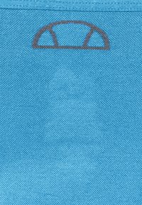 Kombinovaná bavlněná tkanina v živé modré barvě s šedým vyšitým polosférickým vzorem nahoře, která vykazuje hladký, texturovaný povrch.