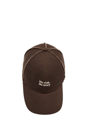 Ciemnobrązowa czapka z daszkiem z postrzępionymi szwami i haftem z napisem "No risk, No story" na przednim panelu.