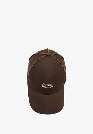 Ciemnobrązowa czapka z daszkiem z postrzępionymi szwami i haftem z napisem "No risk, No story" na przednim panelu.