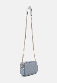 Guess NOELLE CROSSBODY CAMERA - Taška cez plece - light blue logo