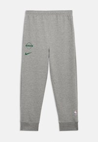 Calças de moletão cinzas com cintura elástica, logótipos verdes dos Celtics e da Nike na coxa esquerda, e logótipo da NBA perto do punho do tornozelo direito.