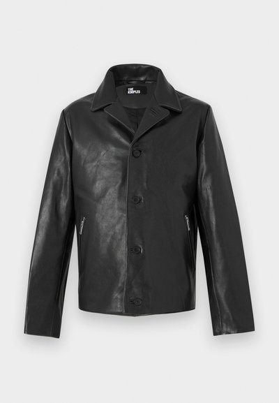 Μαύρο δερμάτινο μπουφάν με κουμπιά, αιχμηλό γιακά και φερμουάρ στα πλαϊνά τσεπάκια, παρουσιασμένο σε ουδέτερο φόντο.