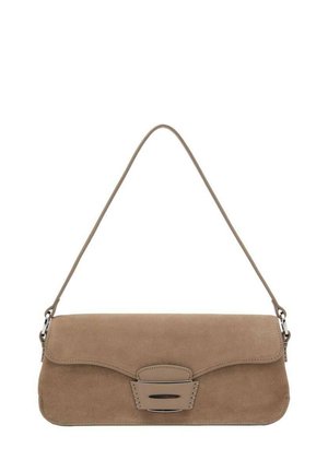 Borsa a pochette in suede color taupe con chiusura a pattina angolare e dettagli in metallo argentato. Presenta una tracolla singola per un facile trasporto.