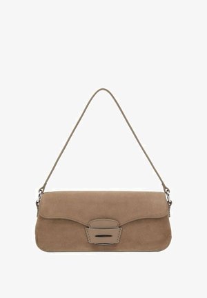 Borsa a pochette in suede color taupe con chiusura a pattina angolare e dettagli in metallo argentato. Presenta una tracolla singola per un facile trasporto.