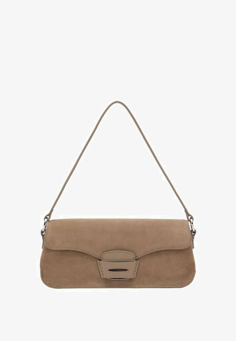 Suède clutch bag in taupe met een hoekige klepsluiting en zilveren hardwareaccent. Voorzien van een enkele schouderband voor gemakkelijk dragen.